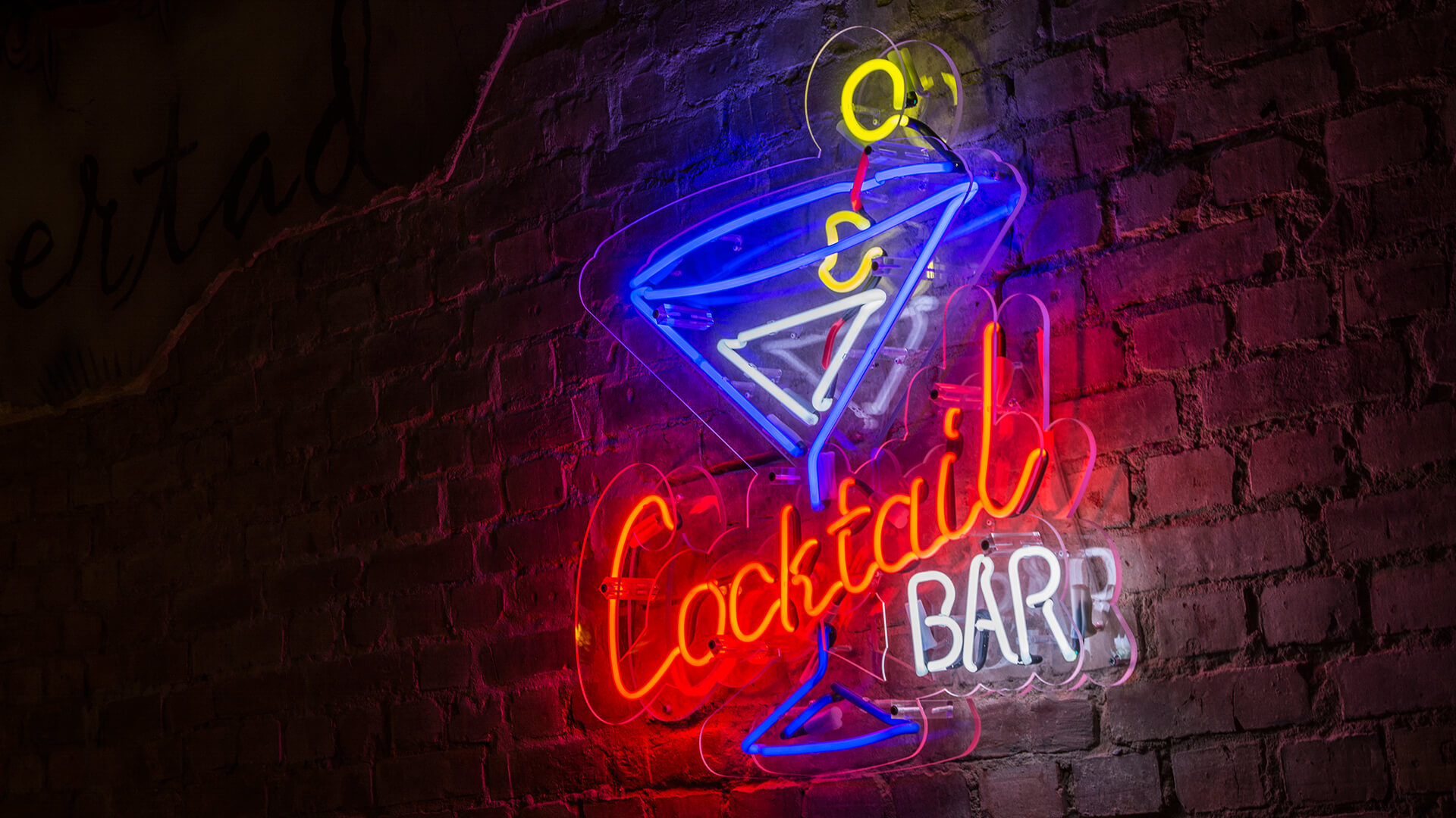 cuba libre Kuba glass cocktailbar cocktail bar - cuba-libre-color-neón-en-la-pared-con-ladrillo-en-restaurante-bar-neón-color-en-la-pared-sobre-las-mesas-neón-orden-luz-vidrio-poznan
